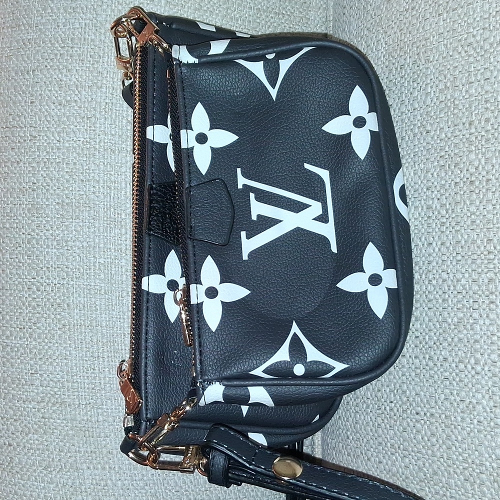 Purse  With Logo. Very Cute   1 DAY SALE Only.   Final Sale